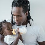 baby,dad,feeding,bottle